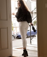 Brünette sexy Shelley in enger weisser Hose