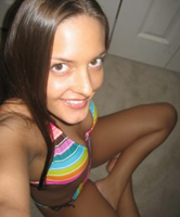 Brünettes Teen im Bikini selbst fotografiert