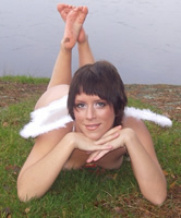 Brünette posiert draussen fast nackt