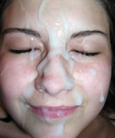 Der Brünetten das Gesicht vollgewichst