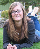 Brünette mit Brille Outdoor fotografiert