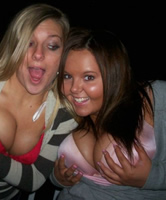 Brünette Mollige, Weiber Foto von Freundinnen