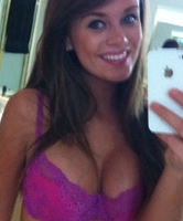 Brünette beim Sexting Fun Zuhause