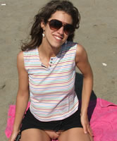 Brünette Freundin am Strand unten ohne fotografiert