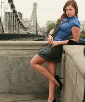 Hübsches, brünettes Teen Nonnude, zeigt Beine