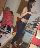 Brünettes Mädchen, 18 Jahre, in sexy Tights daheim