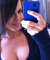 Brust Ausschnitt Sexting Pic von Brünetter