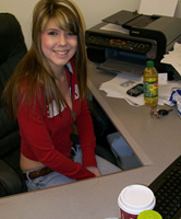 Unschuldiges und junges Girl im Büro versaut