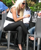 Candid Leggings und Heels