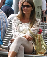 Sexy Capri Leggings Hausfrau öffentlich in der Stadt