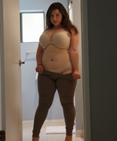 Die süße mollige Carolina in Yogapants