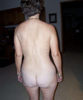 Nackte alte Frau zeigt ihren Cellulite Arsch