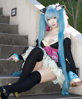 Cosplay Miku Girl in Stockings und Maid Outfit