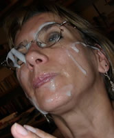 Cumshot im Gesicht für Milf Amateur Frau