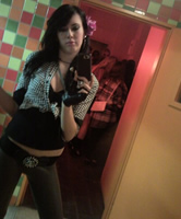 Süßes Alternativ Girl mit Selfie auf Party