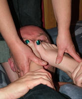 Mit Genuß ungewaschene Damenfüße im Gesicht zum riechen