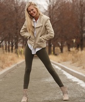 Top Figur in Tight Leggings von Amateur Model