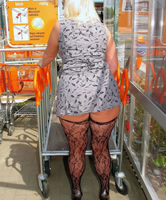 Deutsche Alte in Strümpfen schlüpfrig auf Parkplatz vor dem Einkaufen