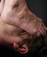 Füße und verschwitzt an denSohlen riechen und lecken