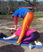 Deutsche Girls machen Outdoor Gymnastik