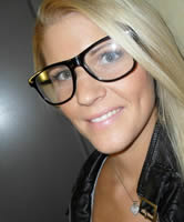 Deutsches Nerd Girl mit sexy Brille