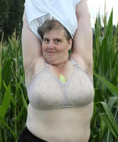 Dicke Alte zeigt draussen privat ihre Achselhaare