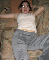 Ungeschwaschene und dreckige Brünette, junge Freundin auf Sofa stinkig