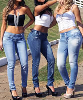 Drei Heels Freundinnen in Jeans