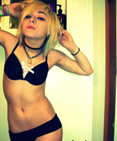 Dünne Emo Amateurin jung, Foto von daheim