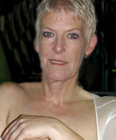 Dünne Granny zeigt feuchte Fotze