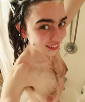 Dünne mit nasser, naturbehaarter Brust