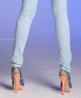 Düennes Mädchen und Heels Model