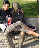 Dünnes sexy Mädchen in Leopard Capri