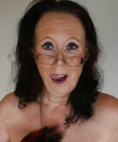 Dunkelhaarige sexy Granny