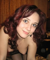 Dunkelrothaarige trägt Nylon