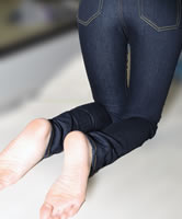 Dunkle Hose und Barfuß