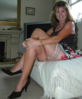 Ehefrau hübsch daheim am Bett fotografiert