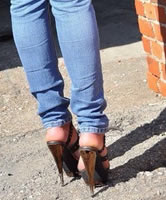 Ehefrau in Heels draussen