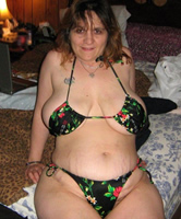 Extrem dreckige Sau hässlich trägt Hängetitten im Bikini