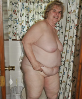 Extreme Vollschlanke auf dem Klo nackt