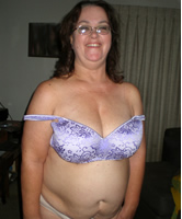 Bitch mit schön fettem Bauch und mit Brille