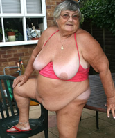 Fette Großmutter Libby mit Hängebauch