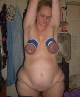 Die gefoltere und fette Hässliche hängt mit sehr blau gequetschen Brüsten