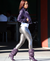 Fetter schwarzer Arsch in silbernen Leggings