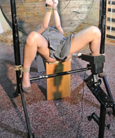 Mund gestopft und für Dildomaschine fixiert