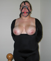 Mit dem Ballgag fixierte Freundin lässt Titten raushängen