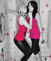 Freundinnen in Pink und Schwarz