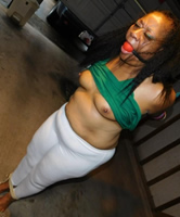 Fette Schwarze mit Gagball geknebelt