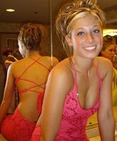 Blonde Freundin in der Gaderobe im rosa Kleid sehr sexy