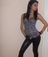 Geile, sexy und junge Brünette in Leggings daheim